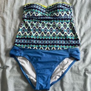 Jessica Simpson strapless tankini and blue bottoms.